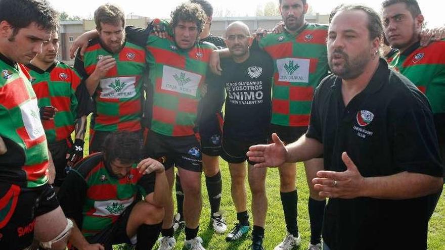 Ángel Marcos, dando instrucciones a sus jugadores en el descanso.