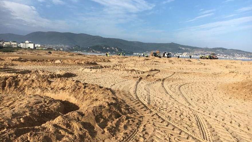 Playa América, en Nigrán, prácticamente limpia ayer, después de la noche de San Juan. // D.P.