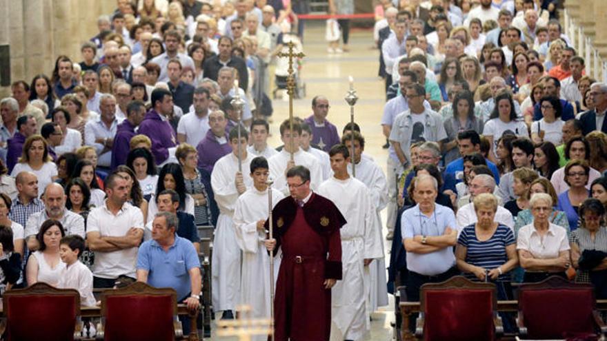 La catedral, llena, en la misa funeral de ayer por las víctimas. // X. Álvarez