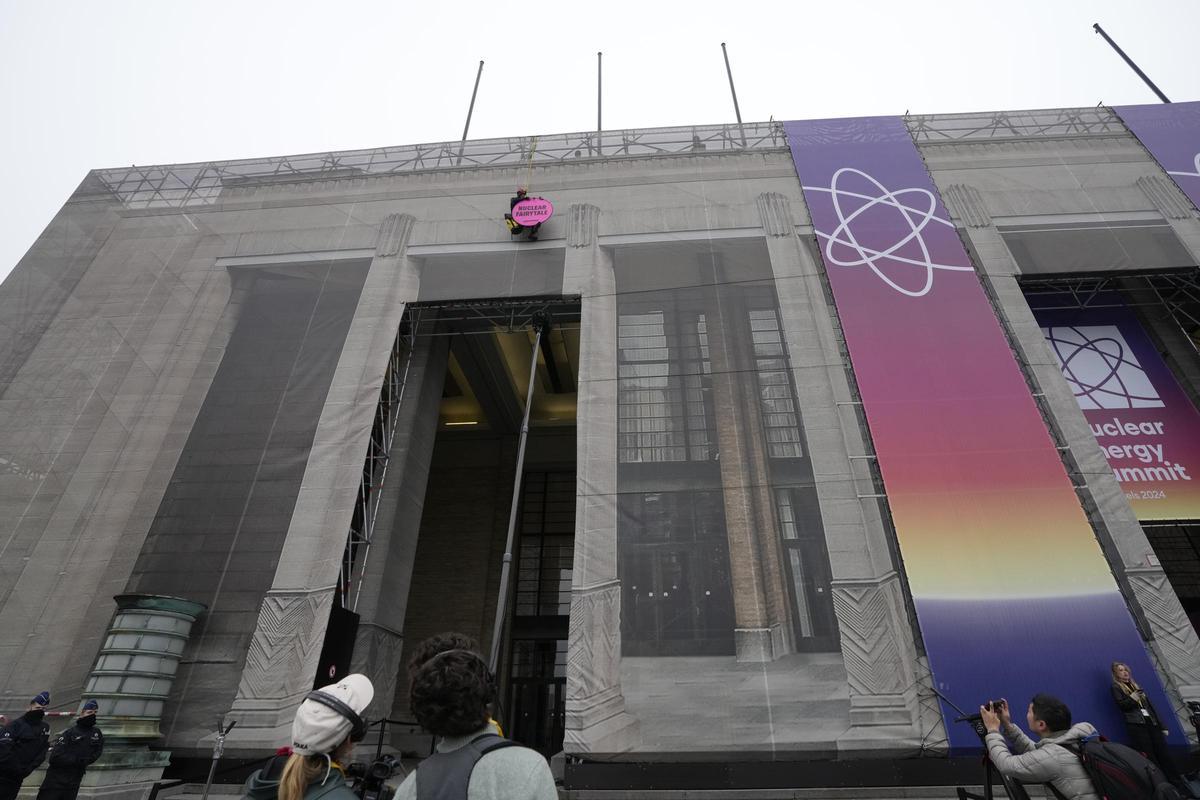 Greenpeace protesta ante la Cumbre de la Energía Nuclear en Bruselas