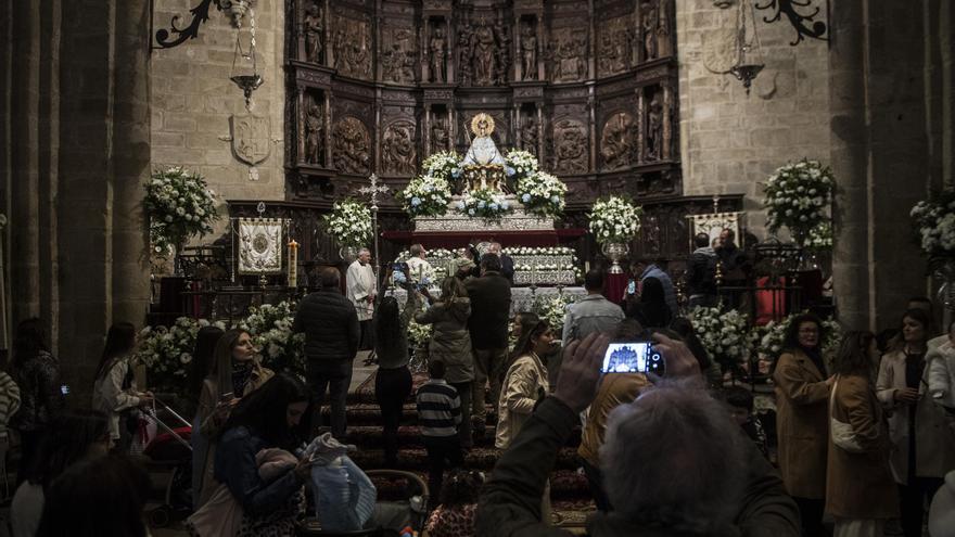 La Virgen de la Montaña de Cáceres ampara bajo su manto a 173 niños