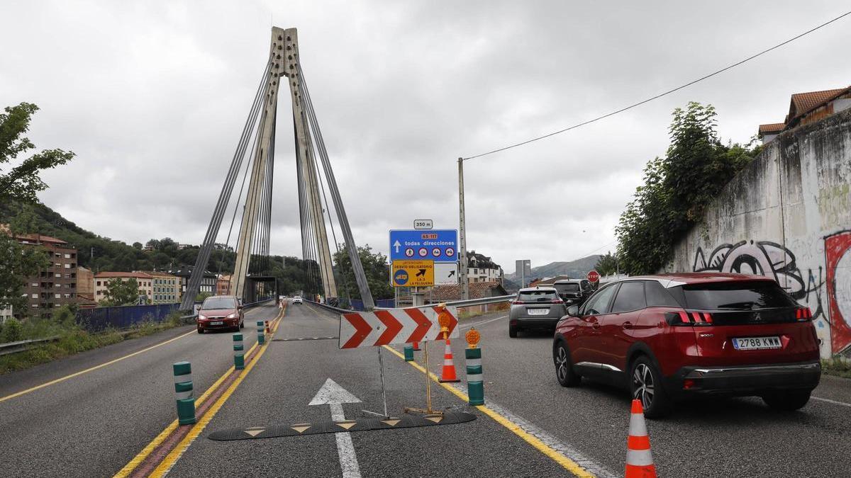 Tráfico en el puente atirantado del Corredor del Nalón en Sama, con el carril en dirección a Oviedo cortado.