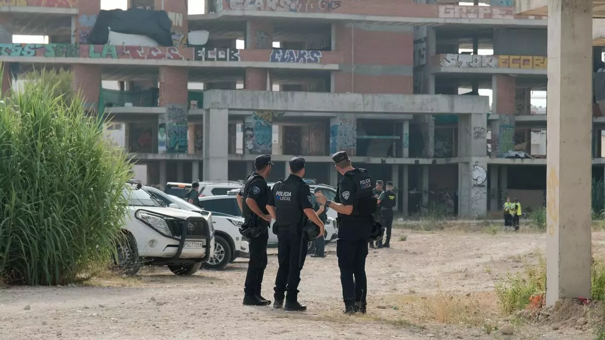 Sant Josep desaloja a los okupas de la estructura abandonada de Punta Xinxó