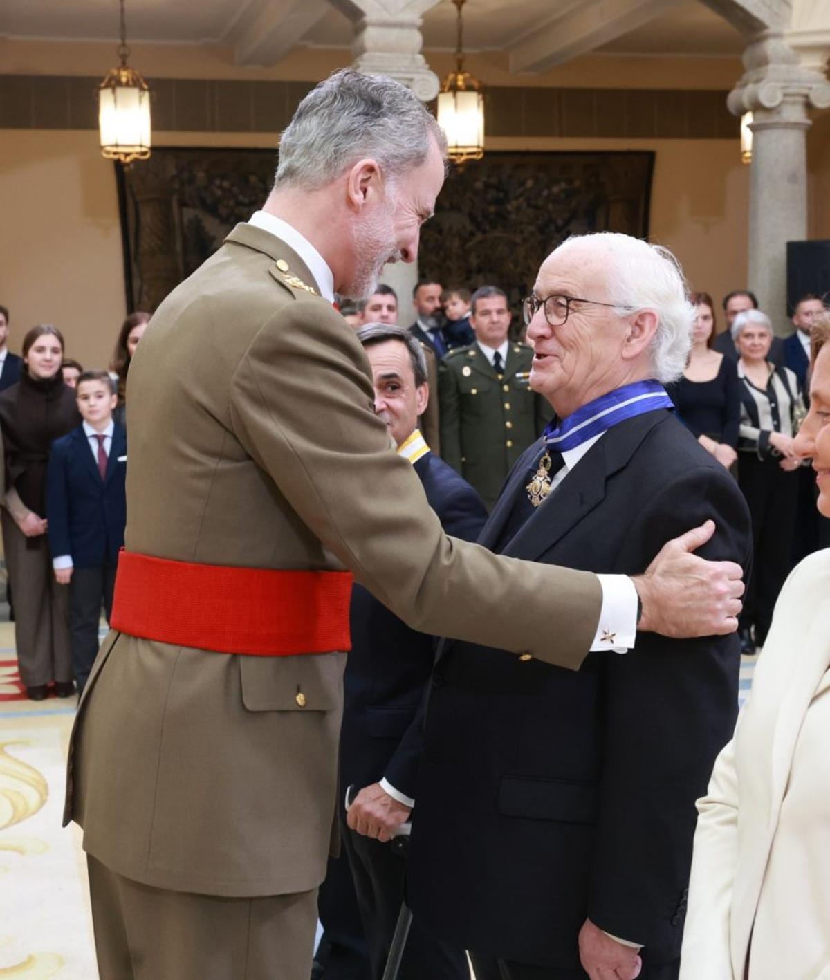 Felipe VI impone a Rafael Vidal la Encomienda de la Orden del Mérito Civil por su trayectoria profesional y su contribución al protocolo institucional
