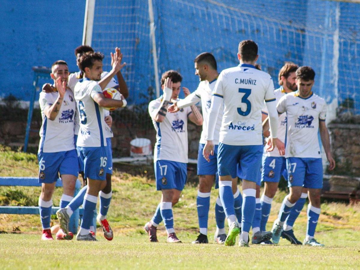 Los jugadores del Mosconia celebran su tanto ante el San Martín en El Florán.