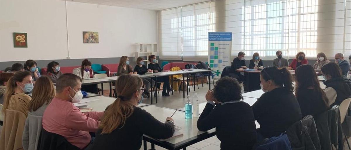 Una imagen de la reunión mantenida entre el Consell y el Ayuntamiento, en presencia de asociaciones del tercer sector