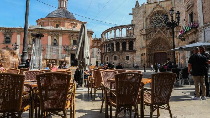 Una terraza en la plaza de la Virgen de València, vacía.