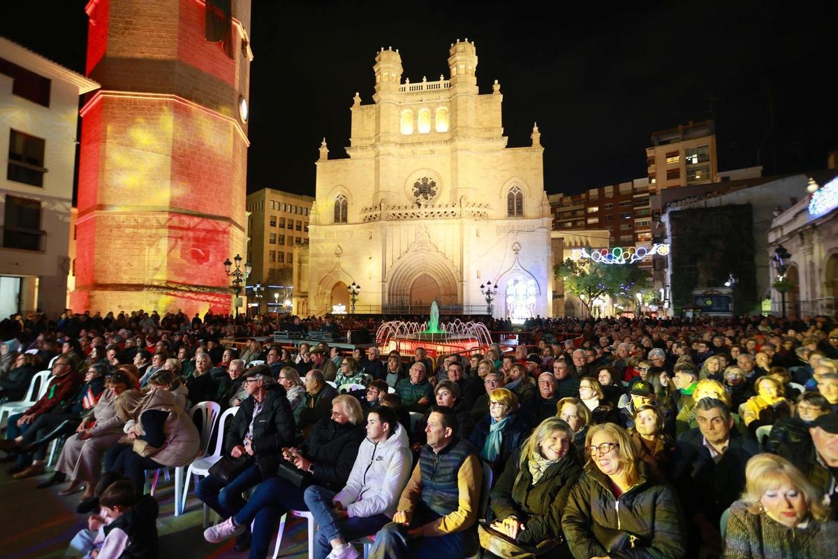 Público en la plaza Mayor disfrutando del concierto.