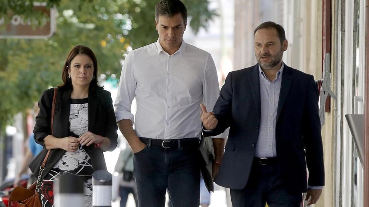 Pedro Sánchez, junto a Adriana Lastra y José Luis Ábalos, entra en la sede del PSOE.