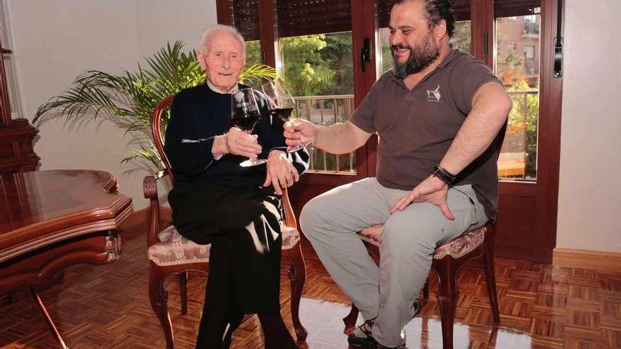 Luis Mateos (izquierda) brinda con Felipe Nalda, en un reciente encuentro por el aniversario de la DO.