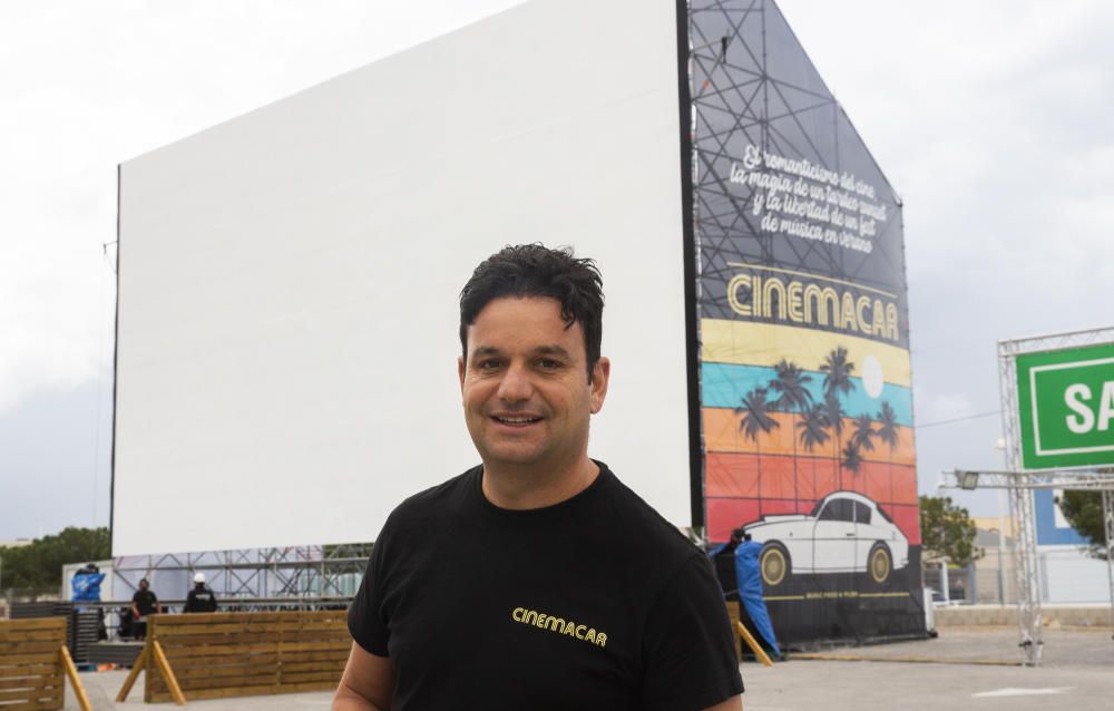 Montaje del nuevo autocine en Alicante, Cinemacar