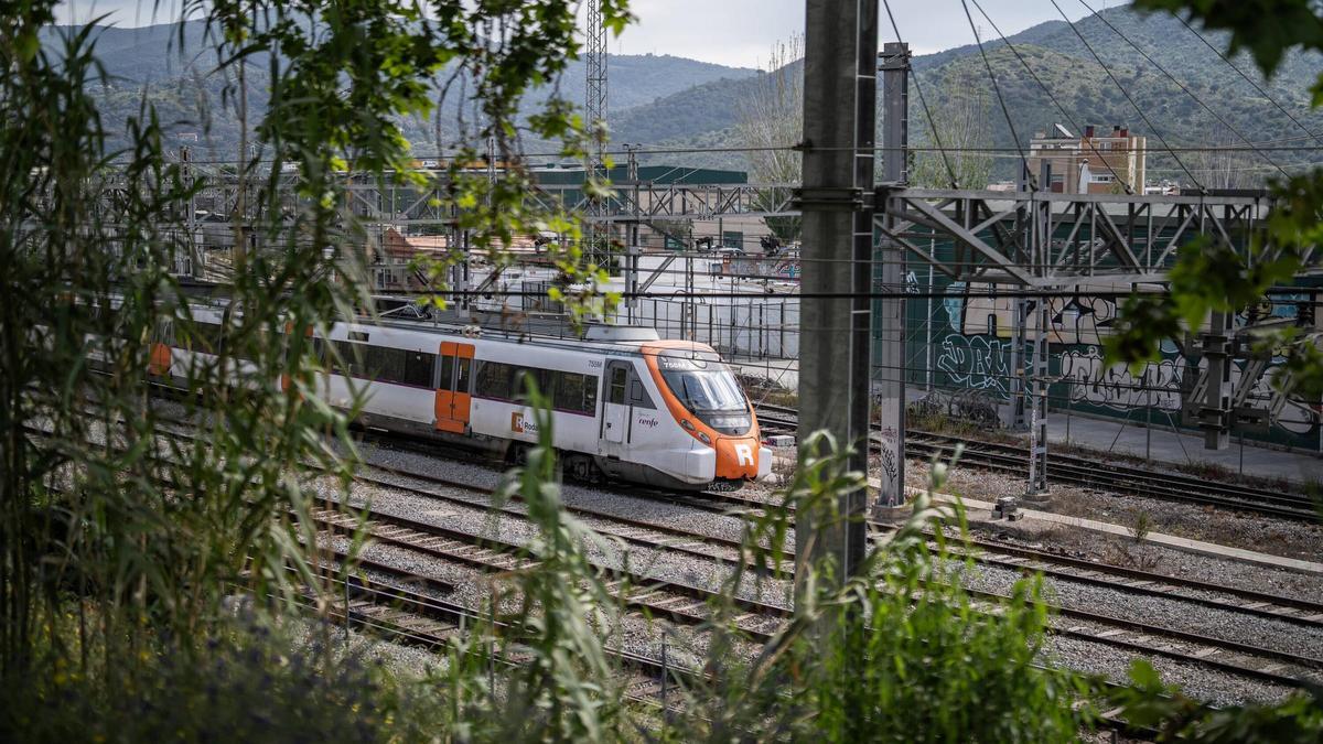 La estación de Montcada Bifurcació, tras el robo de cobre que ha paralizado todas las líneas de Rodalies de Catalunya