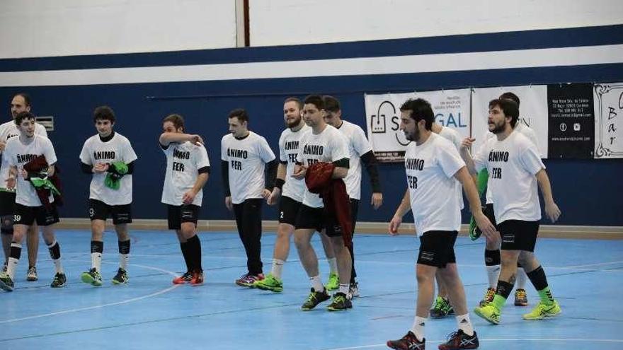 Los pabellonistas, con camisetas de ánimo al lesionado Fer. // J. Regal