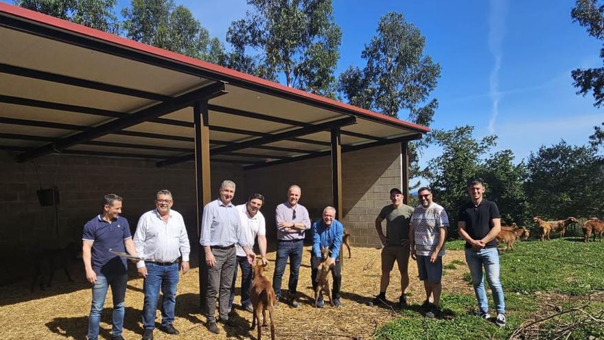 José Balseiro (agachado de azul) con técnicos, comuneros y concejales.