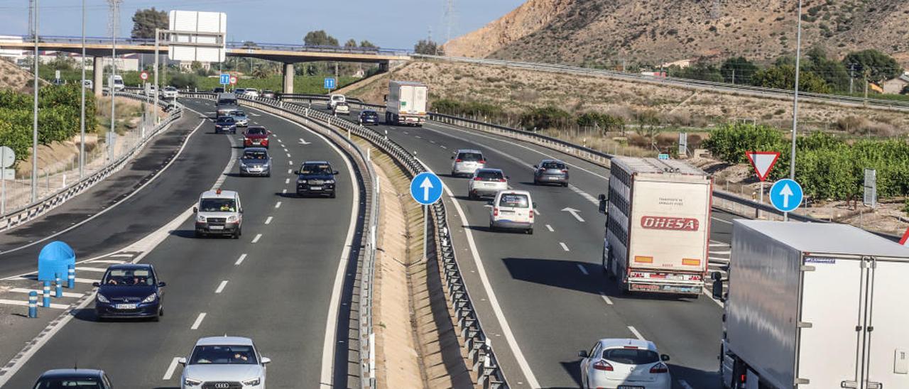 Vehículos en la A-7 a la altura de Orihuela, en un tramo donde la ampliación a tres carriles por sentido aliviaría el tráfico.