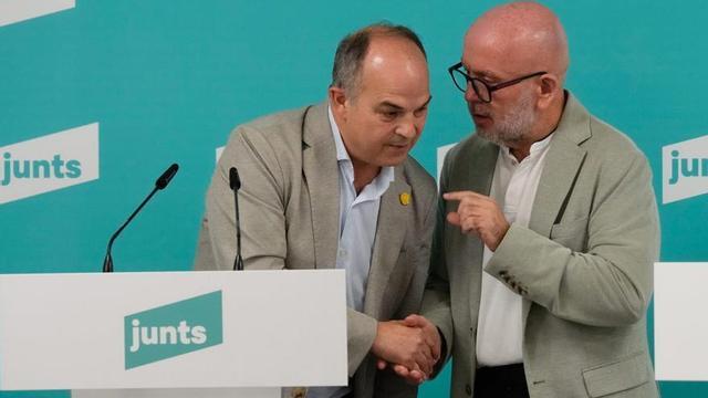 El secretari general de Junts, Jordi Turull (esquerra), i l’advocat de Carles Puigdemont, Gonzalo Boye, ahir a la seu del partit a Barcelona. | ENRIC FONTCUBERTA / EFE