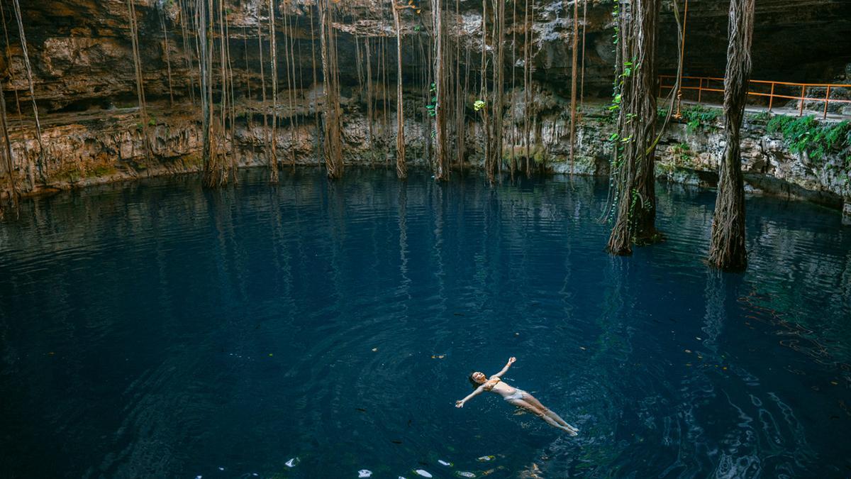 Un cenote en Yucatán, una de las grandes experiencias naturales del viaje por México.