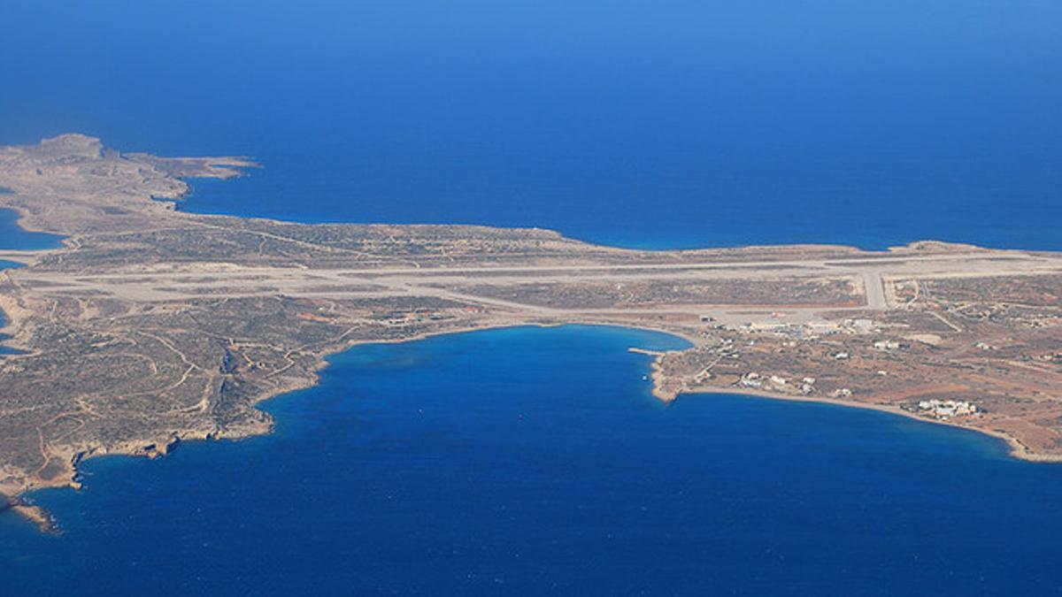 Vista aérea del aeropuerto de la isla griega de Kárpatos desde el interior de un Lauda Air antes de aterrizar.