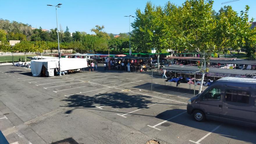 El mercadillo de La Coronación de Plasencia pierde más de la mitad de los puestos