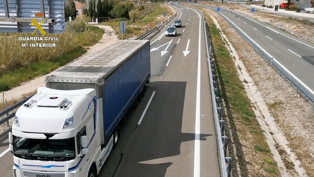 La Guardia Civil escoltó el camión sanitario desde la frontera con Portugal hasta Elche.