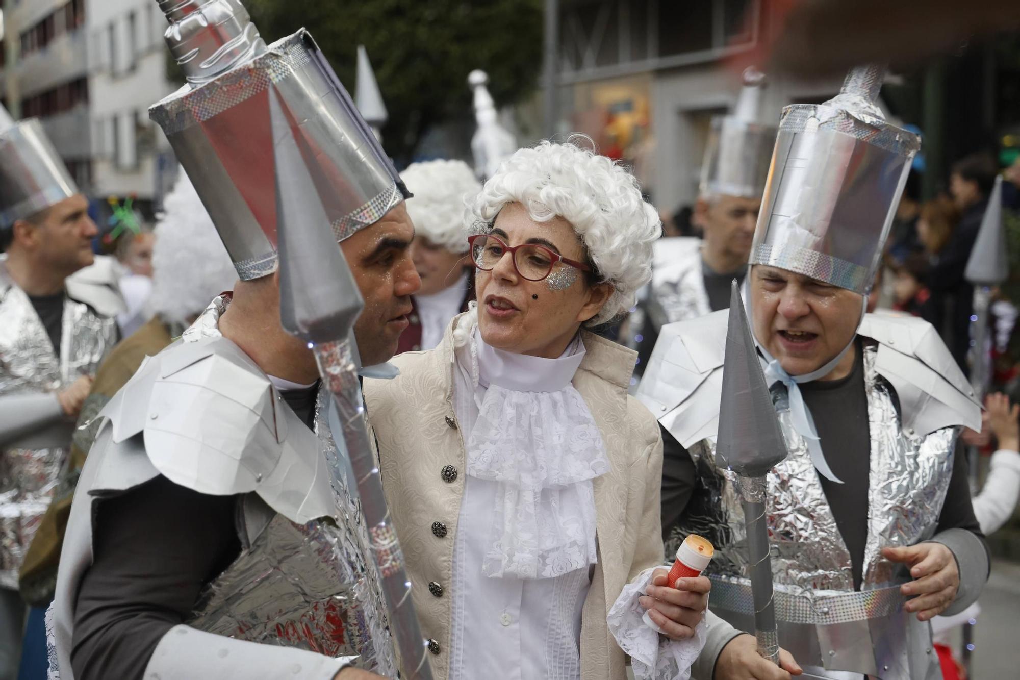 Santiago disfruta del tradicional desfile de martes de Entroido