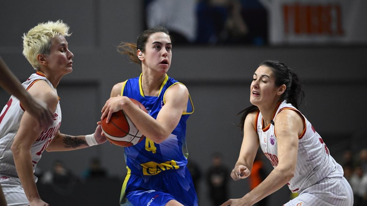 Laia Raventós, en una de les accions del partit disputat a Turquia