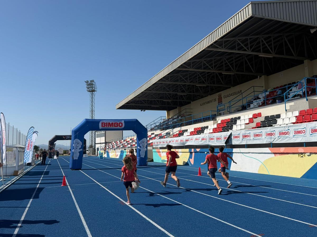 El encuentro reunió el 17 de junio a estudiantes de 3º, 4º y 5º de primaria del Colegio Sant Francesc de Guadassuar en la pista de atletismo del municipio.