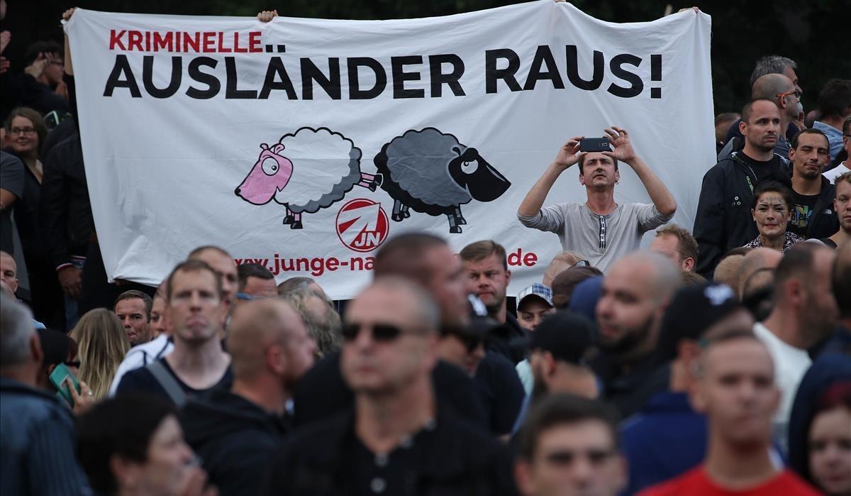 zentauroepp44798120 chemnitz  germany   august 27   right wing supporters hold a180830204316