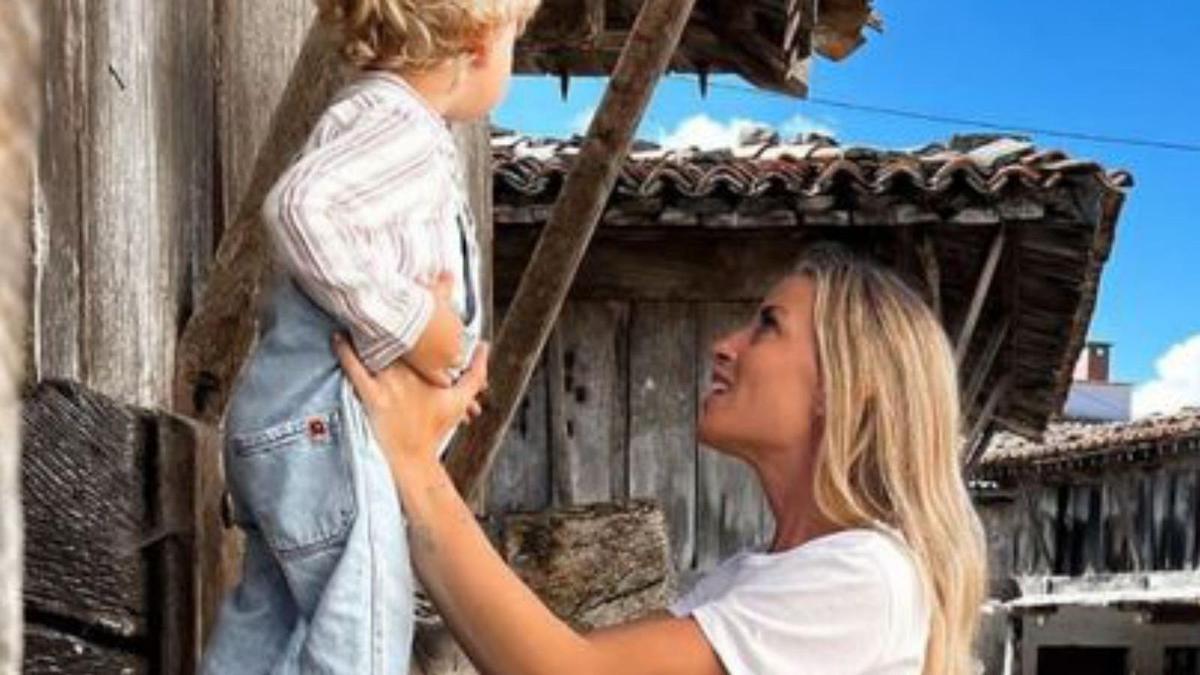 Marta Castro con su hijo, entre los hórreos de Sietes (Villaviciosa).  | INSTAGRAM