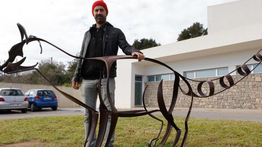 El artista Jaume Marí, con su &#039;Gineta&#039;