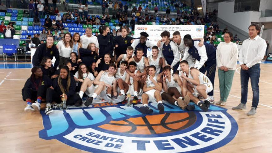 Los equipos del Real Madrid y Spar Gran Canaria posan tras recibir sus respectivos trofeos.