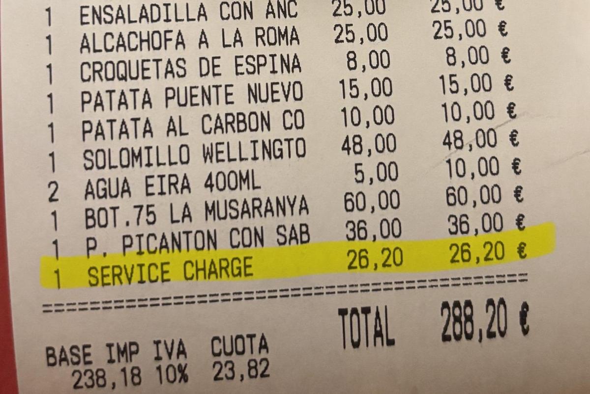 Detalle de la cuenta, con el cargo por servicio marcado en amarillo.