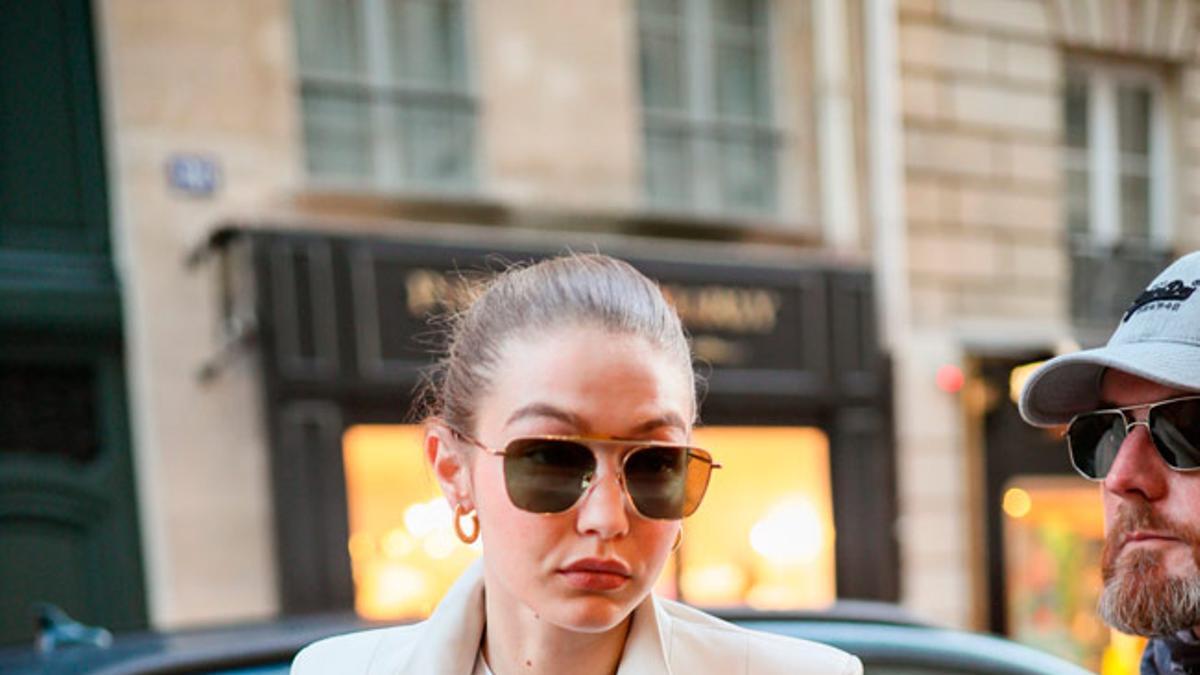 El look de de Gigi Hadid con camiseta blanca y blazer de Off White