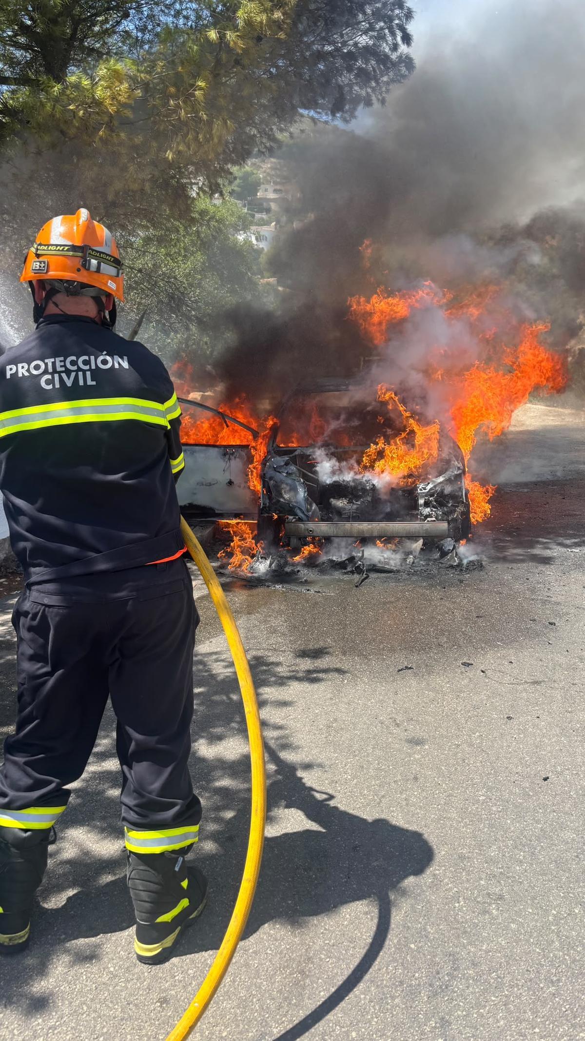 Los voluntarios de Protección Civil combaten las llamas