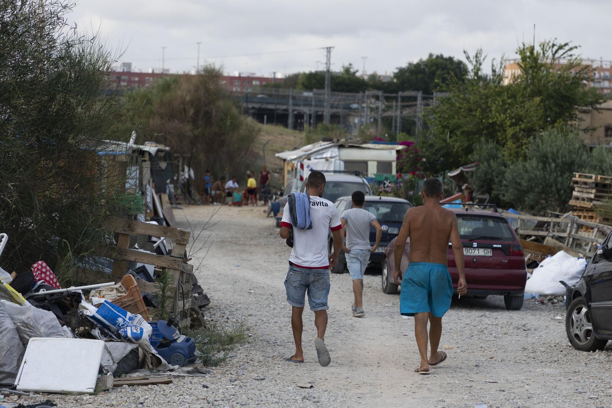 Entrada del asentamiento con algunos de sus habitantes