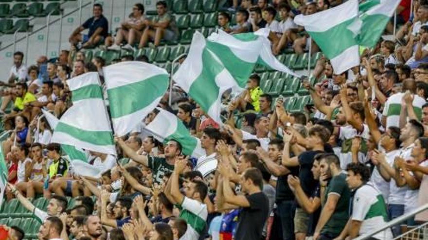 Los aficionados de la grada de animación con sus banderas al viento.