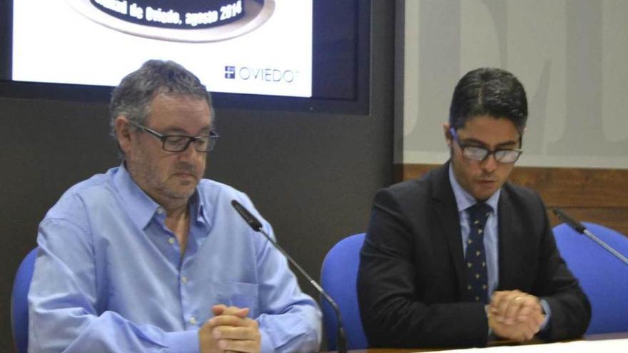 Por la izquierda, José Ramón López y Gerardo Antuña, ayer, durante la presentación del Festival de Teatro Amateur &quot;Ciudad de Oviedo&quot;.