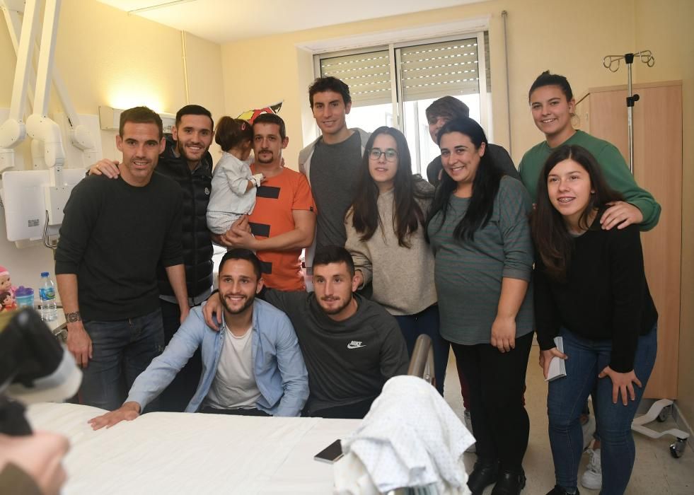 Pedro Mosquera, Lucas Pérez, Florin Andone, Fernando Navarro, Borja Valle, Luisinho, Bruno Gama, Iris, Lía, Miriam, Peke, Nuria y Malena visitan a los niños hospitalizados.