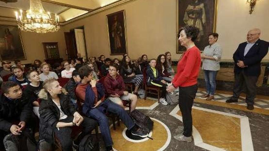 Mercedes González, ayer, con los niños franceses.