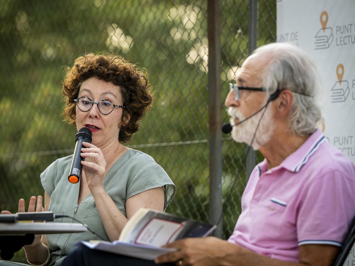 Montse Virgili amb Enric Tubert, durant l'acte als jardins de la Societat d'Agullana, divendres passat.
