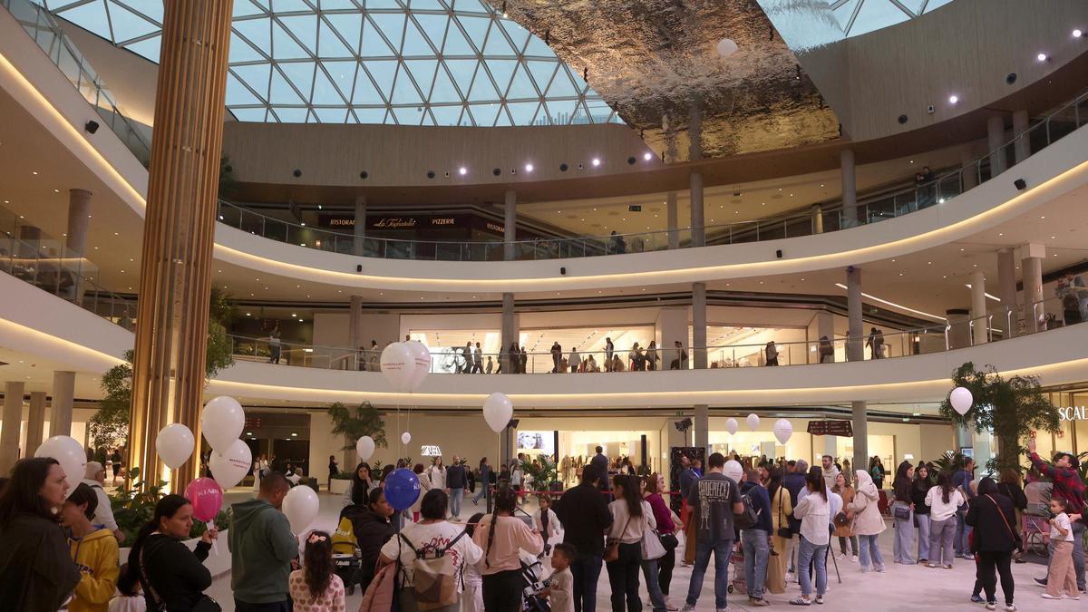 Clientes en la inauguración de la ampliación de Marineda City, el año pasado.