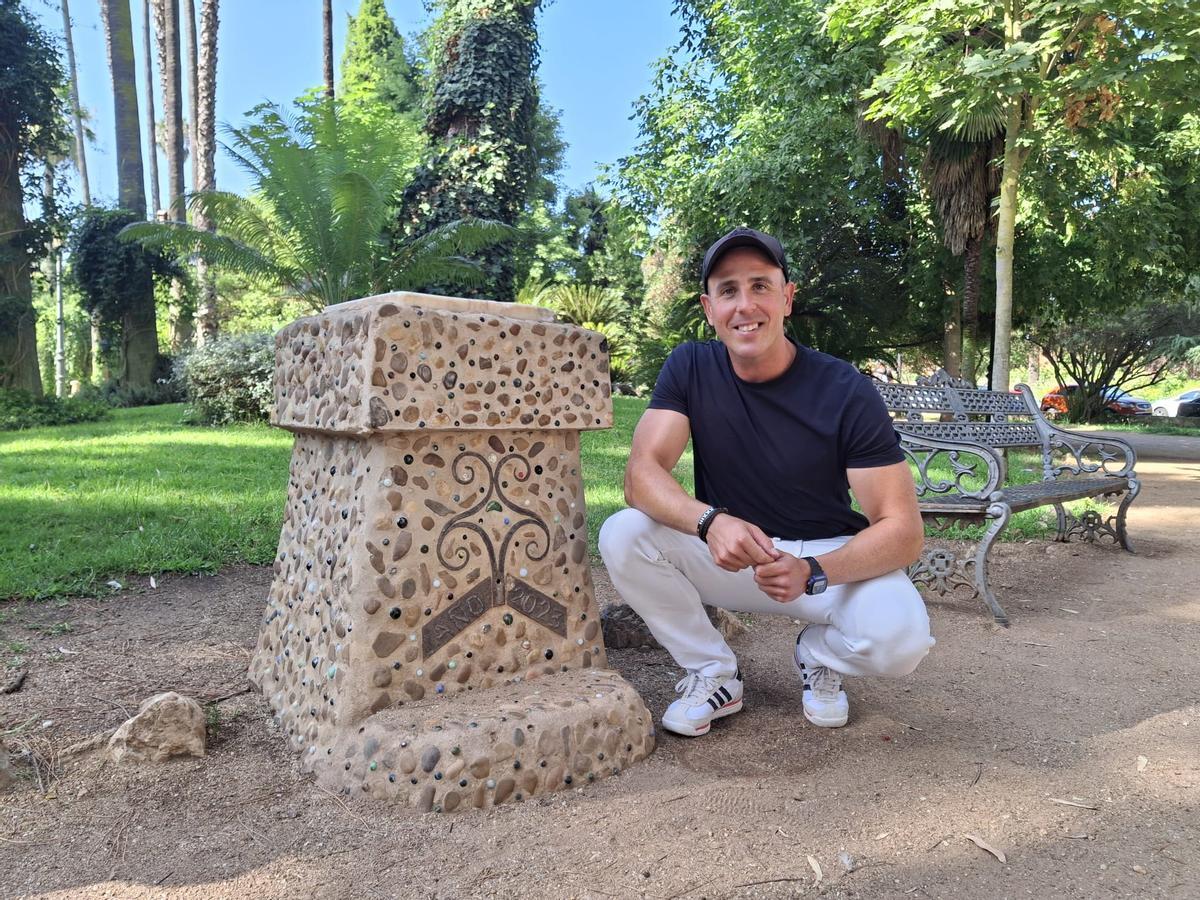 Rafael Ibáñez posa junto a la fuente del parque infantil.