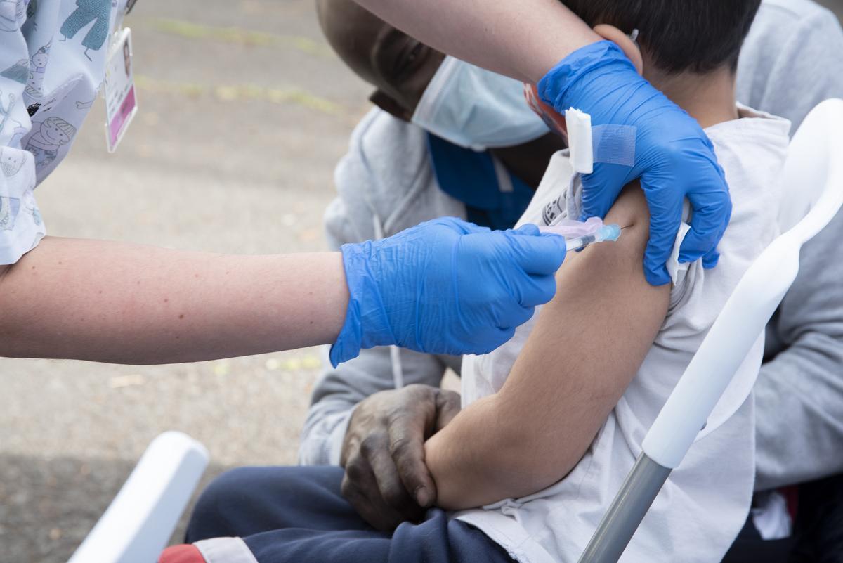 Archivo - Un niño es vacunado contra el coronavirus.