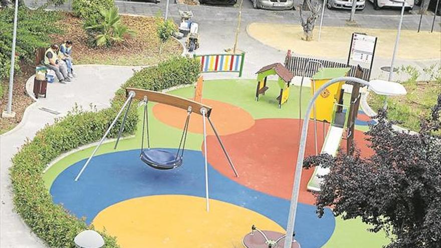 El Ayuntamiento finaliza el área infantil de la plaza Víctimas del Terrorismo