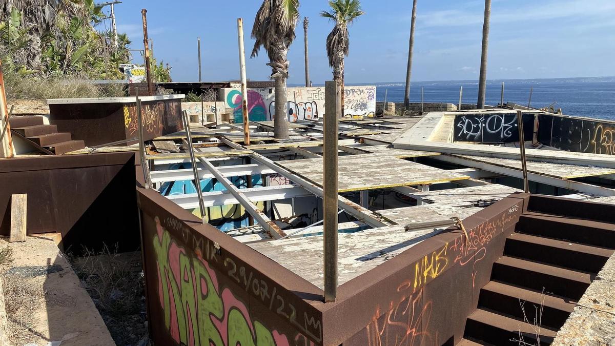 Die Ruine des Beachclubs Lolita über dem Hafen von Palma