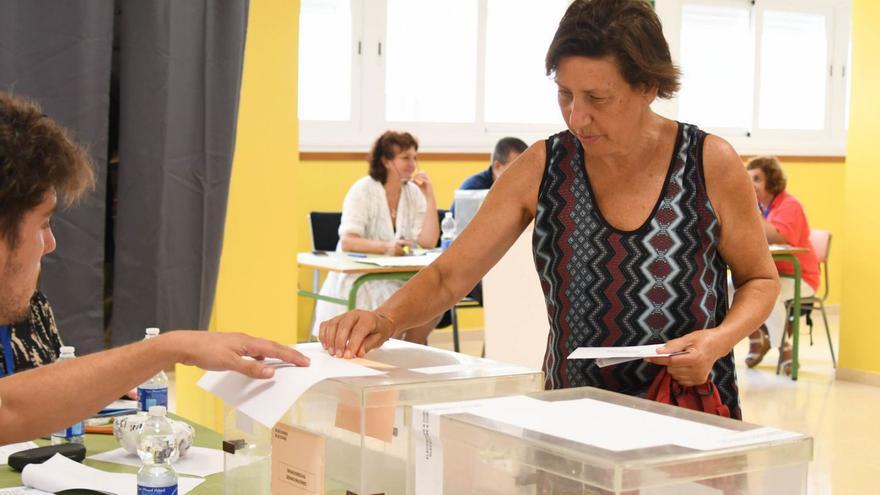 Una mujer vota en el colegio sa Bodega.