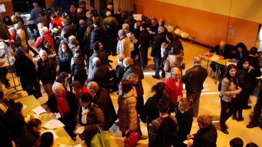 Varios votantes ejercen su derecho al voto en la capital, el pasado domingo.