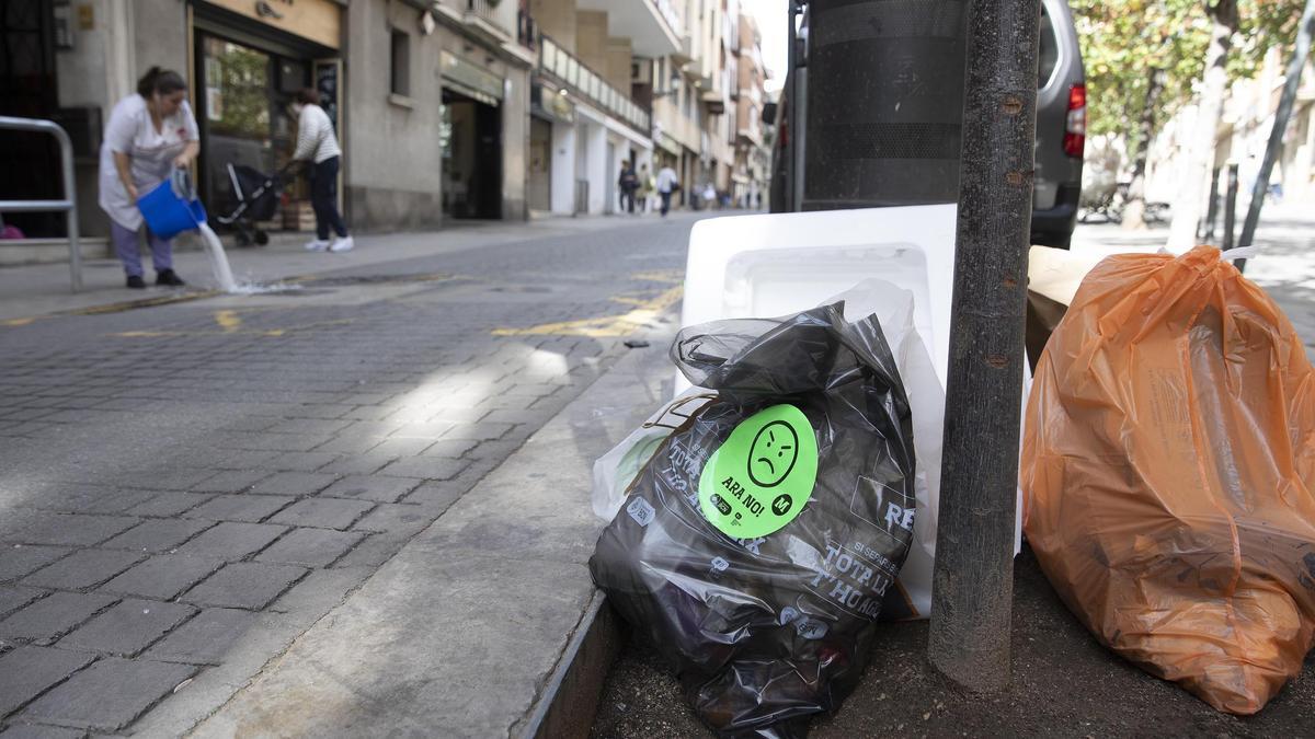 Carita enfadada en una bolsa de basura depositada en un alcorque de Major de Sarrià