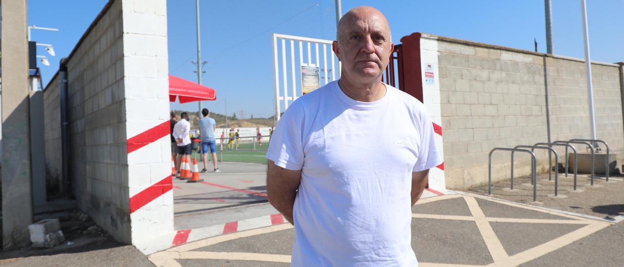 Ramón Lozano, máximo responsable de la Ciudad Deportiva, en el acceso a un campo de fútbol de la capital.