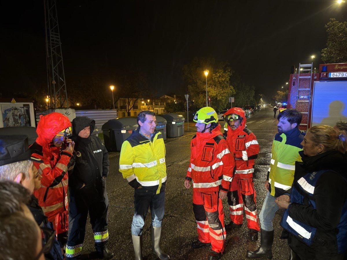 El alcalde, junto a la zona donde se produjeron los desalojos.